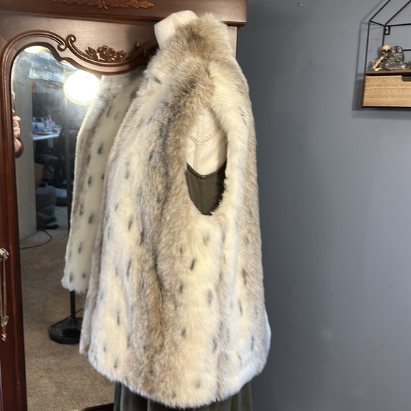 OLYMPIA LIMITED, INC FAUX FUR ACTIVE VEST L LARGE  REVERSABLE - Picture 4 of 9